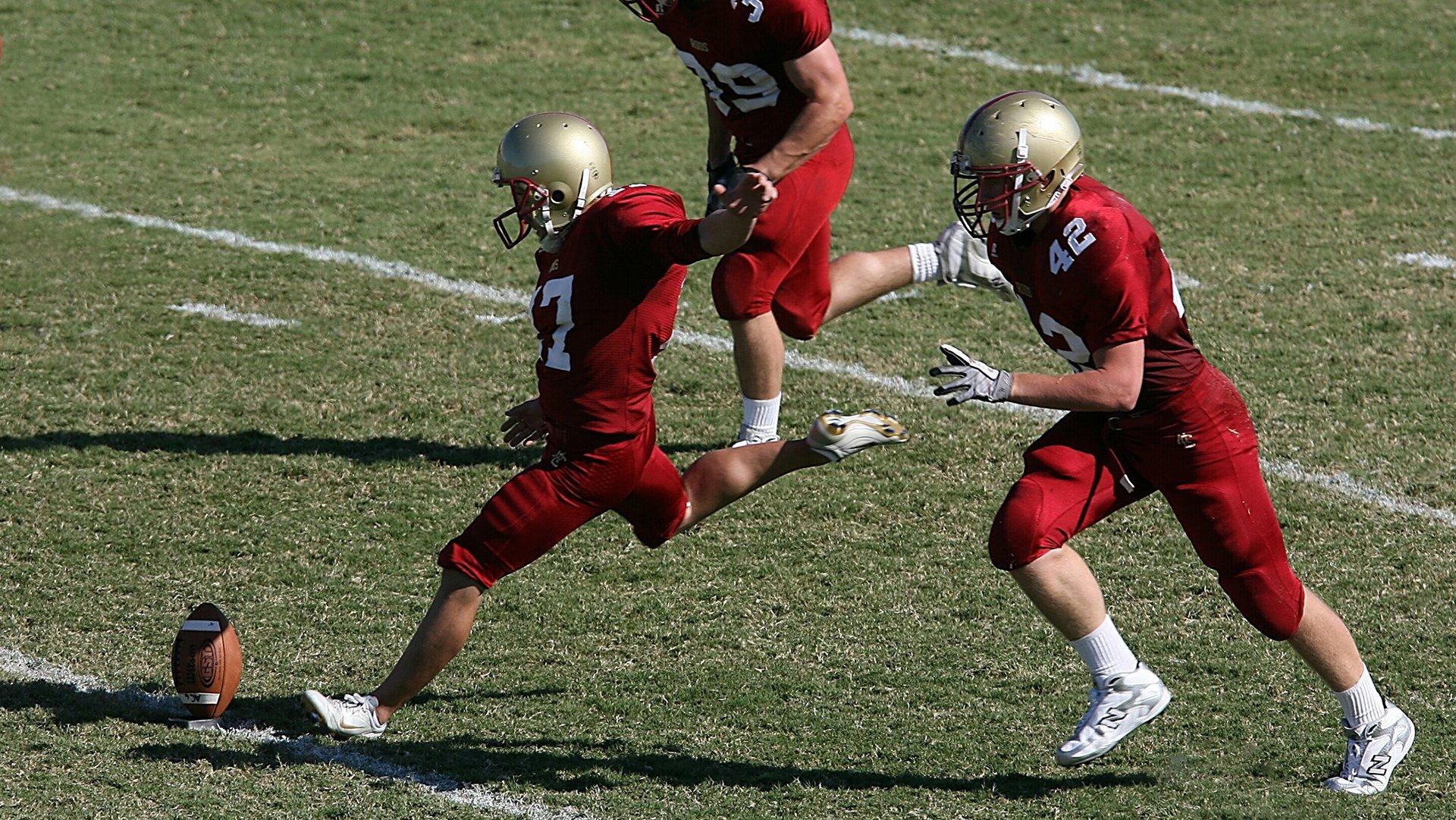 摄像机记录姆巴佩场上语言，向裁判索要解释、让贝林进行压迫
